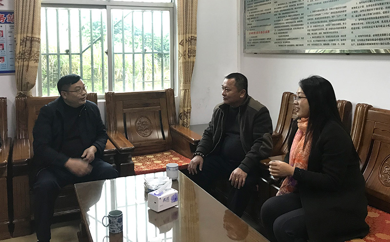 世界杯官方入口公司慰问组听取驻村第一书记和村两委班子对扶贫工作的意见与建议