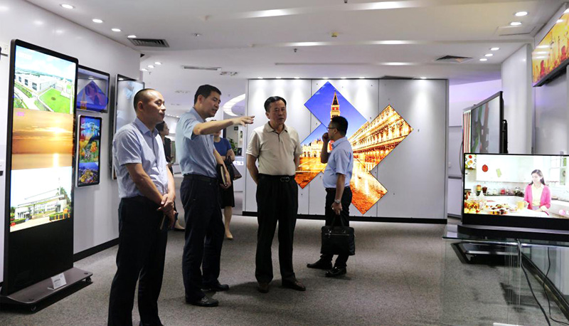 九江开发区管委会叶心林主任一行参观世界杯官方入口公司产品展台